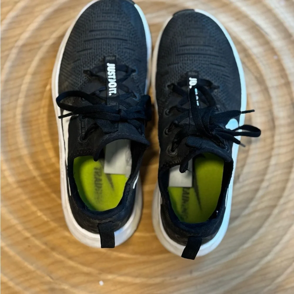 Nike Black Trainiy Shoes - Picture 2 of 4
